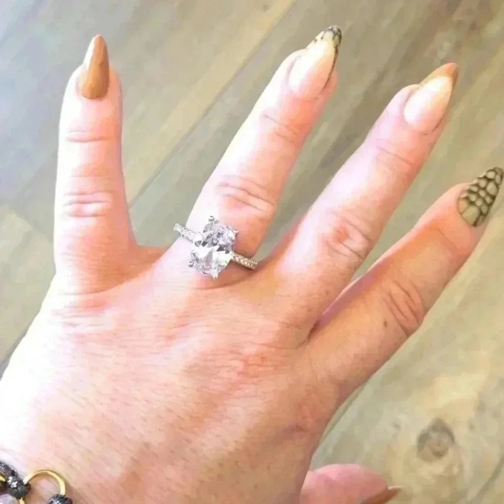N/A stunning oval‑cut